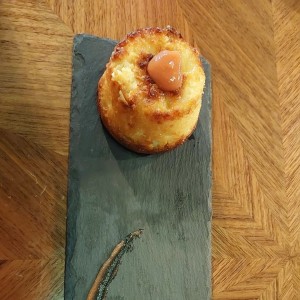 Torta de queso criollo con mermelada de guayaba 