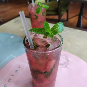 Mojito de fresa y albahaca