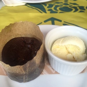 torta de chocolate con helado 