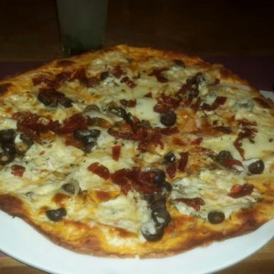 pizza tomate secos y aceitunas 