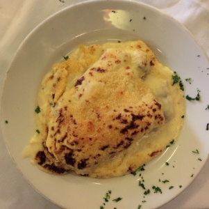 Mero rrelleno con Camarones y Calamares gratinado. Muy bueno.!