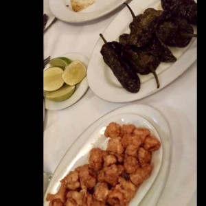 calamares rebosados y pimentos fritos