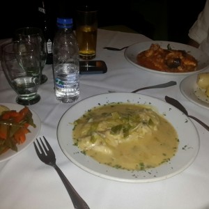 Mero en salsa de cebollin y mero con frutos del mar