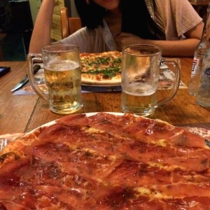 Pizza campagnola y prosciutto crudo.