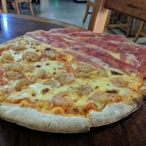 Mitad prosciutto crudo mitad con camarones