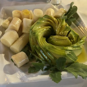 ensalada de aguacate y palmito