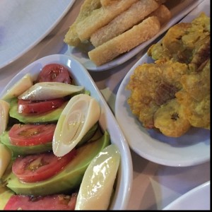 Ensalada, Tostones y Yuca Frita