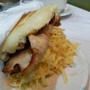 Arepa de pernil con queso amarillo