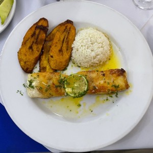 Churrasco de Mero Menier con Arroz y Tajadas