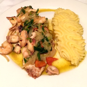 Filet de Pargo con Mariscos Salteados y Pure de Papas