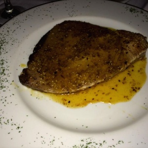 Atun abrasado con ajonjoli y salsa de durazno