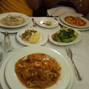 Variedad de Platos; Mero sobre una Salsa de Mariscos