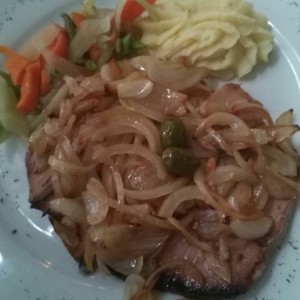 Atun encebollado con aceitunas