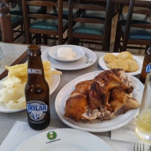 Pollo a la brasa, yuca y arepas con nata. 