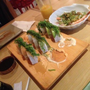 Rolls Green Monster, Quiero darte un beso, Alaska especial y de fondo la ensalada de wakame especial 