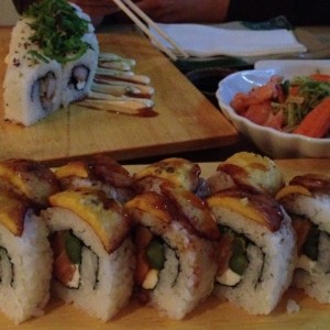 derecha: Ensalada Wakame Especial, izquierda: Quiero darte un beso ... Adelante: Tropical Roll