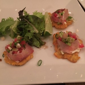 Tostones con mero ahumado y crema agria