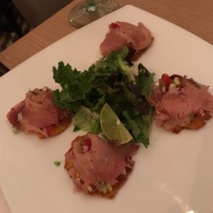 tostones con ensalada y atun ahumado