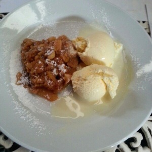 Studel de manzana con helado de mantecado