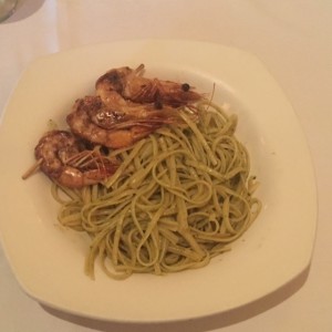 Pasta al Pesto con Brocheta de Langostinos