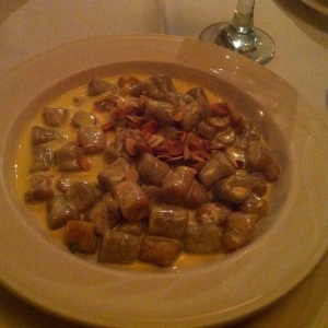 Gnocchi de platanos con salsa de queso parmesano y almendras