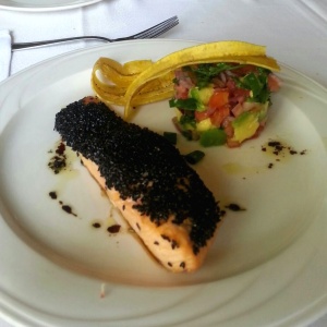 Salmon en ajonjoli negro con pico e gallo y platano