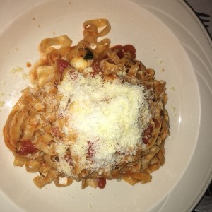 fetuccini a la capresa con queso parmesano