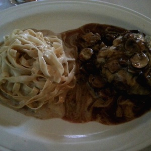 Cartoccio de lomito con fetuccini en crema.