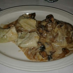 cartoccio de lomito con tortelonis rellenos de ricota y espinacas