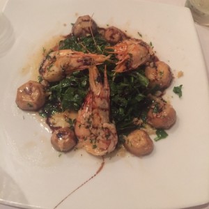Ensalada tibia de langostinos y hongos!