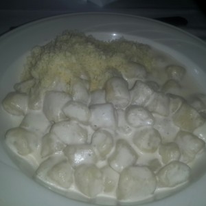 Gnocchi 4 Quesos, Parmiggiano al lado, le falta fuerza a la salsa