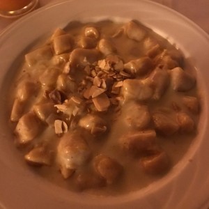gnocchi con salsa de queso de cabra