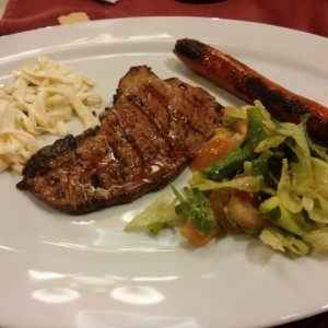 Punta, chistorra, tajadas y ensalada.