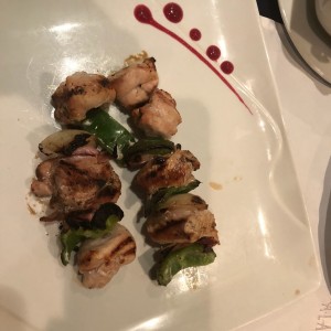 Broschettas de pollo y tocinetas