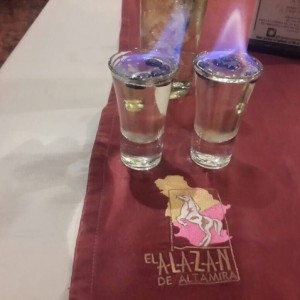 sambucas de digestivo cortesia de la casa!