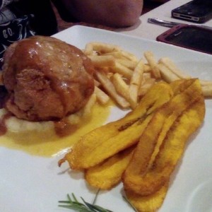pollo a la kiev (media racion) con tajadas y papas fritas