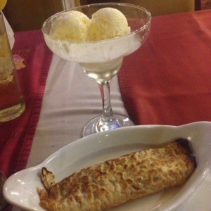 Crepe Fambeada de Dulce de Leche, con Helado de Vainilla