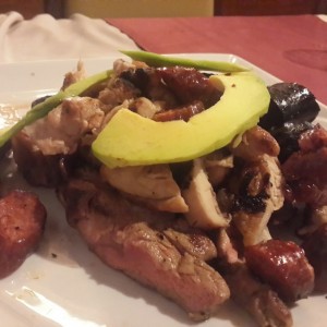 Parrilla Mixta, Aguacate Res, Pollo, Chorizo, Morcilla
