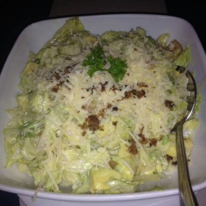 Ensalada Cesar de Lechuga con Aguacate, buena