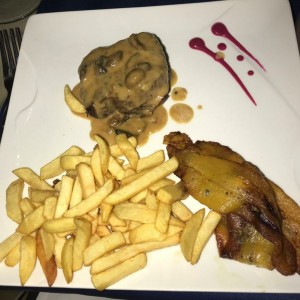 Medallion de Lomito al Champignon, Con Papas Fritas y Tajadas, Excelente