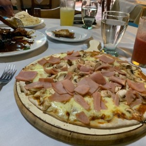 Pizza proschiuto y fungi 