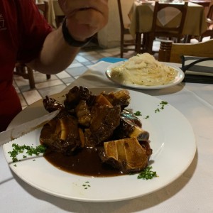 Costilla a la barbeque con pasta (la pasta rica las costillas mas o menos) 