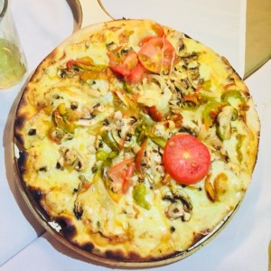 Deliciosa Pizza vegetariana, de masa finita y crocante, de esas que al picar se estira el queso y se te hace agua la boca. ?