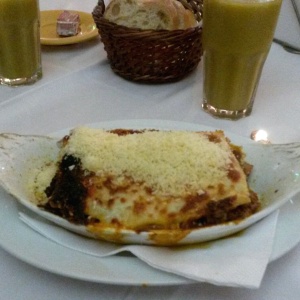 Pasticho mixto (bologna y pollo) y jugo de mango. Delicioso!