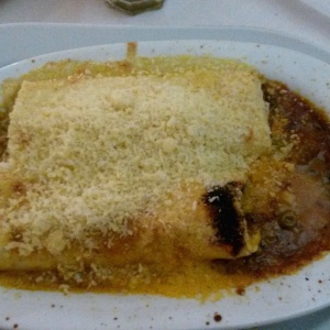 Canelones Terris (bologna, mozzarella y petit pois). Divino!