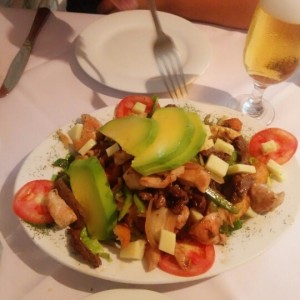 parrila mixta con carne, pollo, aguacate, yuca frita y lechuga