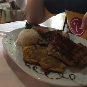Pechuga de Pavo al grlll con arroz y tostones