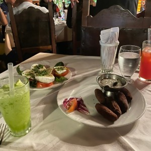 Ensalada Capresa y Croquetas de Pollo