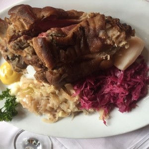 Rodilla de cochino al horno con repollo