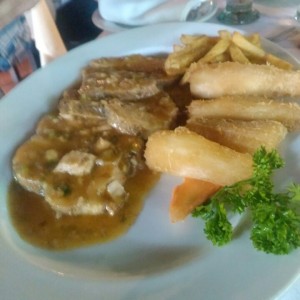 pernil en su jugo con papas y yuca frita 